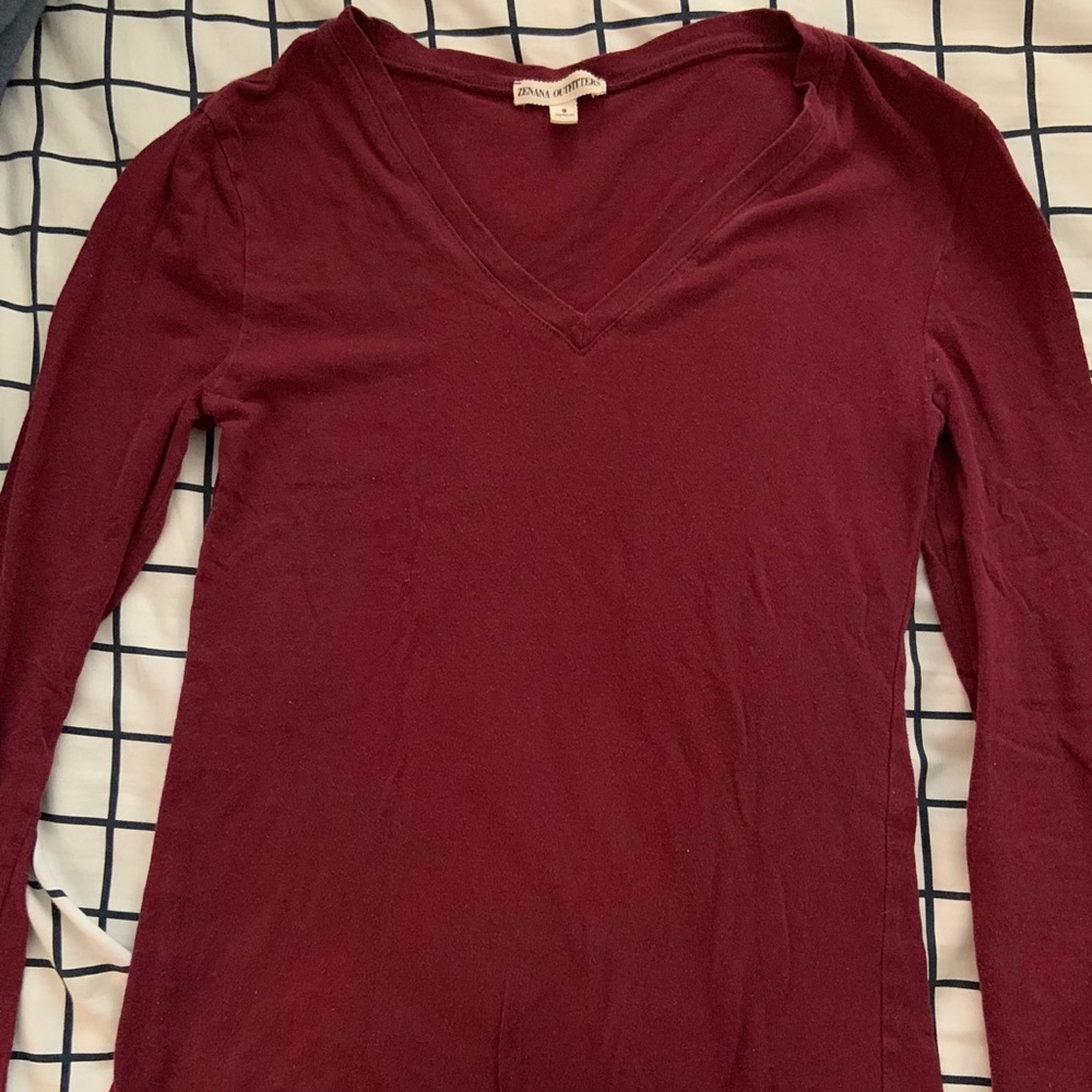 Burgundy V-neck long sleeve tee
